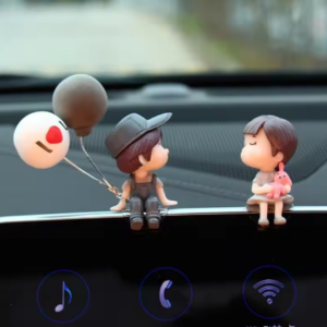 Koppel poppetjes met ballon voor in de auto